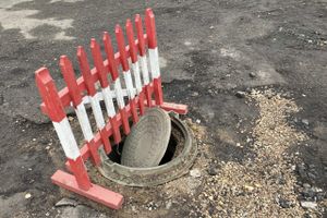 Пешеходам-великолучанам советуют не пользоваться смартфонами (ФОТО)