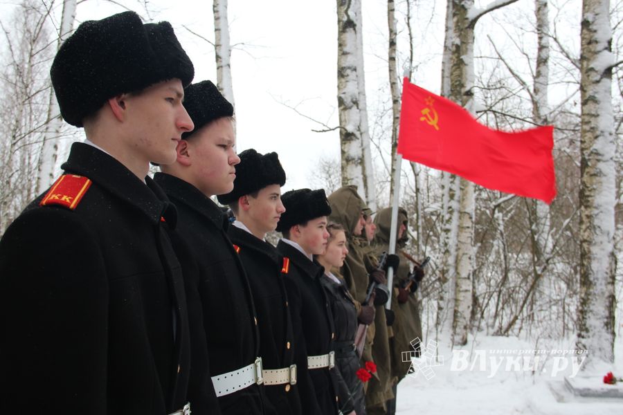 Никто не забыт: в Великих Луках благоустроили могилу неизвестного солдата (ФОТО)