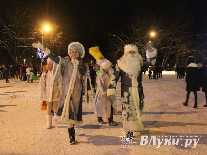 В Великих Луках зажглась новогодная ёлка (ФОТО)
