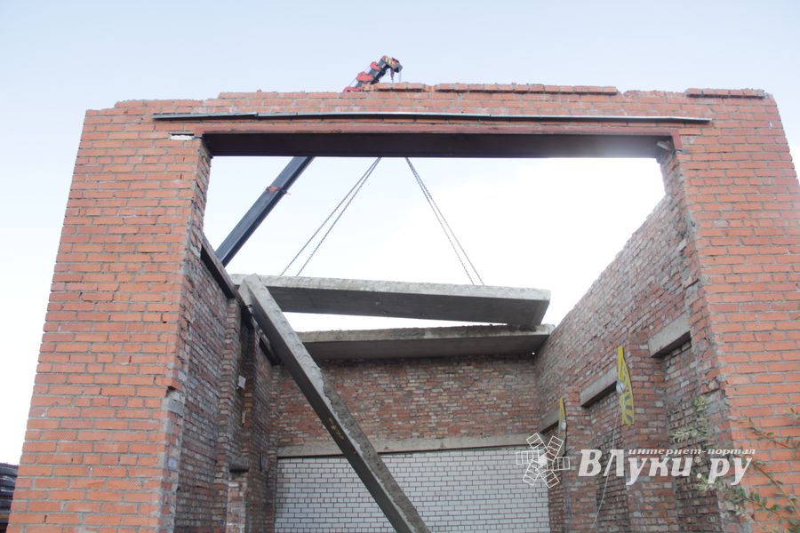 Расчистка местности для строительства путепровода в Великих Луках продолжается (ФОТО)