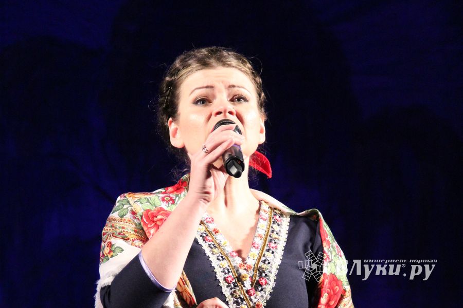 Кони стоят пьяные, хлопцы запряженные — в ГДК Ленина сыграли «Свадьбу в Малиновке» (ФОТО)