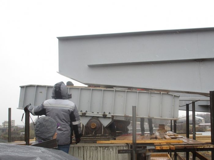 В Великих Луках продолжается строительство путепровода через железную дорогу (ФОТО)