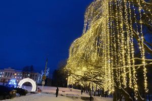 Великие Луки продолжают украшать к Новому году (ФОТО)
