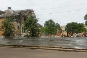 На ул. Ставского сносят очередной ветхий дом (ФОТО)