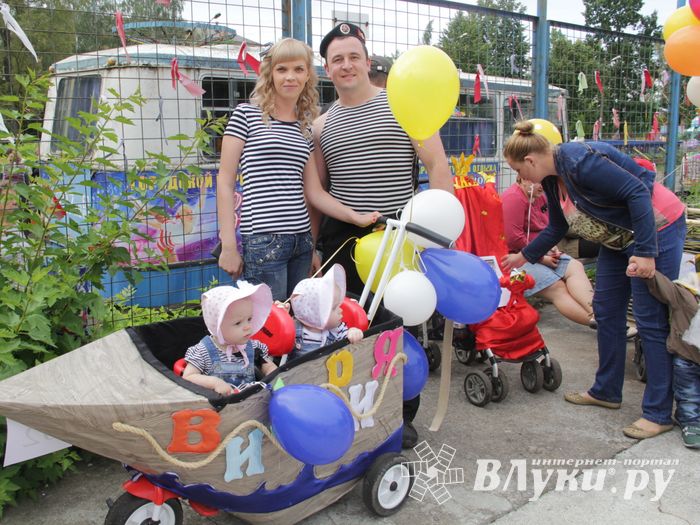 «Парад детских колясок» в День семьи, любви и верности (ФОТО)