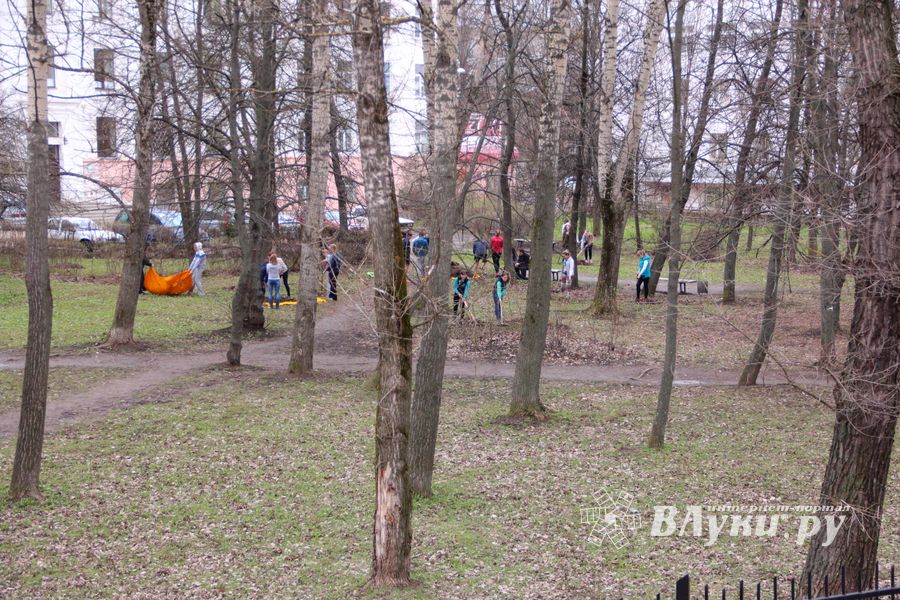 Фотофакт: студенты ПГУПС вышли в понедельник на субботник