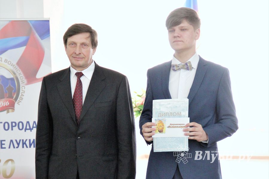 Лучших выпускников Великих Лук наградили «Золотыми парусами» (ФОТО)