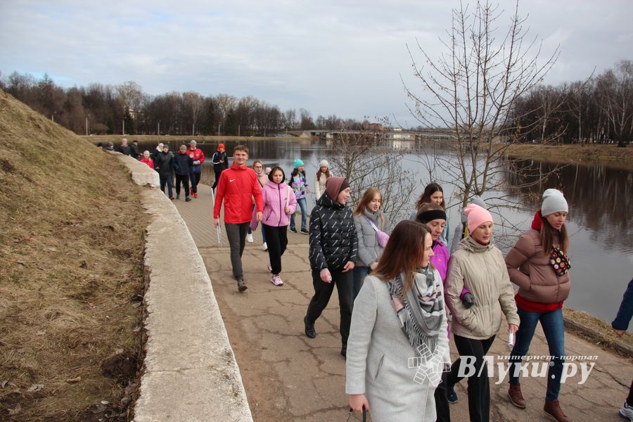Великолучане присоединились к Всероссийской акции по ходьбе (ФОТО)