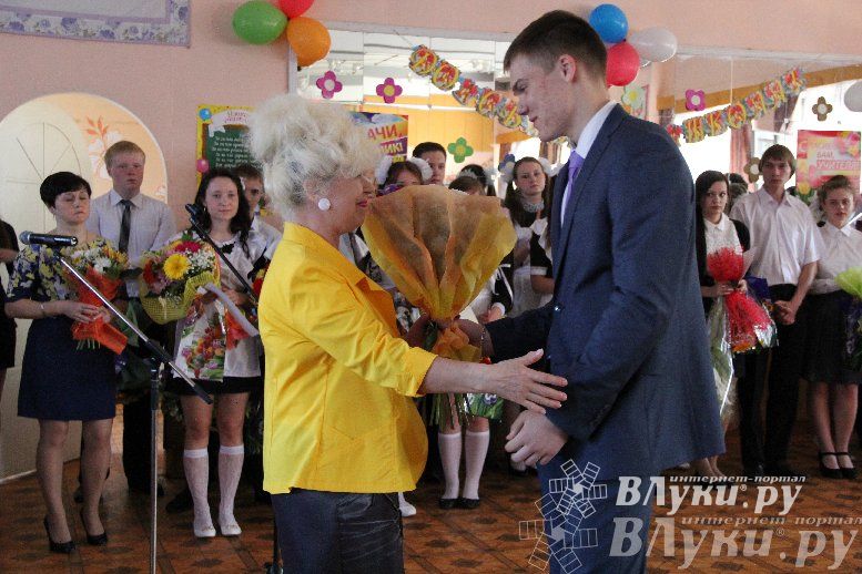 В Великих Луках прозвенели «Последние звонки»