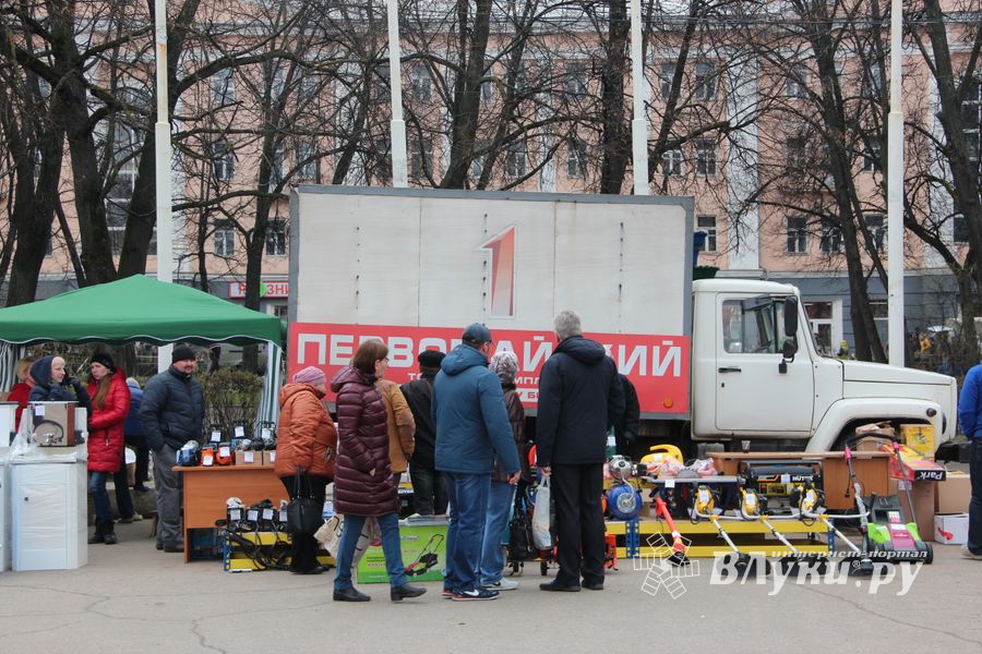 В Великих Луках проходит Весенняя ярмарка