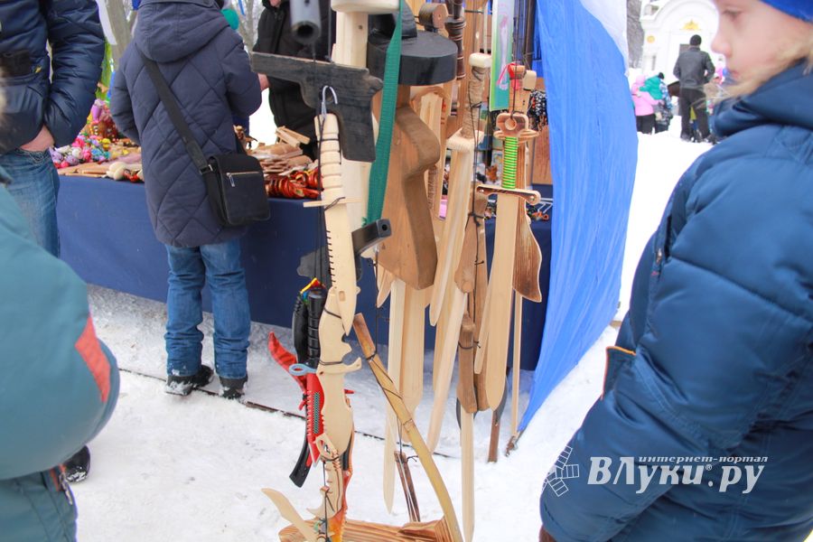 В Великих Луках прошел праздник Масленицы (ФОТО)