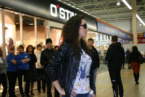 Торговый центр «Апельсин» поздравил прекрасных дам с праздником весны