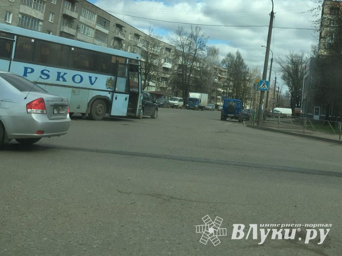 В Великих Луках произошло ДТП (фото)