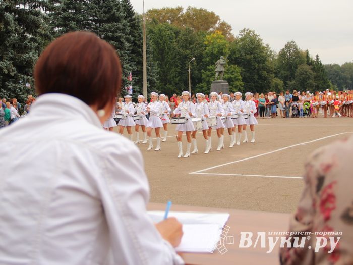 В Великих Луках проходит Международный фестиваль-конкурс среди мажореток и барабанщиц (ФОТО)