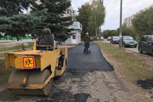 В Великих Луках на ул. Вокзальной ремонтируют тротуар (ФОТО)