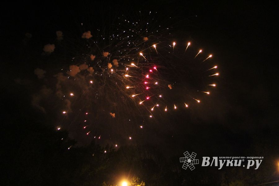 Салют в Великих Луках (ФОТО)