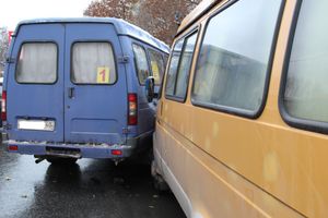 На проспекте Гагарина маршрутки не поделили остановку (ФОТО)