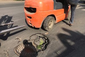 На проспекте Октябрьском провалился асфальт (ФОТО)