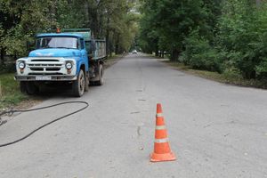 В Великих Луках начался ямочный ремонт на ул. Нелидовской (ФОТО)
