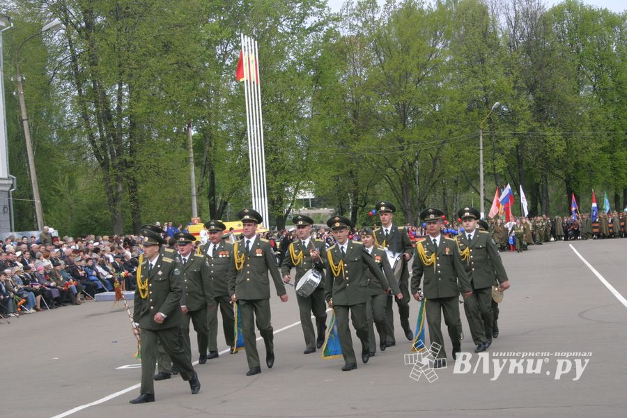 В Великих Луках прошел Военный парад