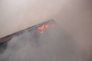 В Великих Луках на ул. Ползунова горит дом (ФОТО)
