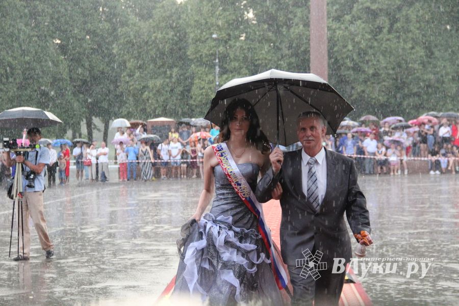 Великолукской «Бригантине» пришлось поплавать под дождём (ФОТО)