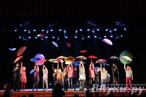 Шоу магических зонтиков и мыльных пузырей увидели юные великолучане