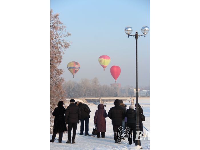 Над Великими Луками взлетели «Яблоки на снегу» (фото)
