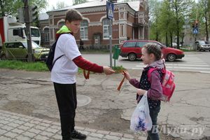 В Великих Луках прошла акция «Георгиевская ленточка»