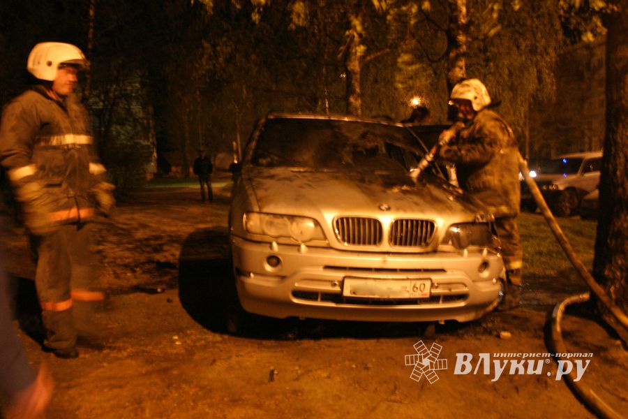 На Дружбе загорелся BMW