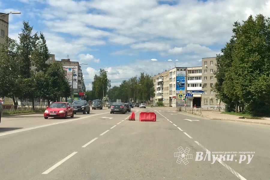 В центре Великих Лук на дороге провалился асфальт (ФОТО)