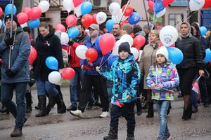 В Великих Луках прошло праздничное шествие (ФОТО)