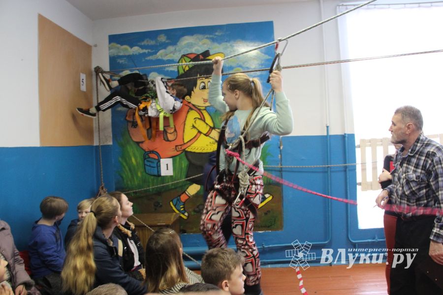 Великолукские школьники попрыгали по «кочкам»