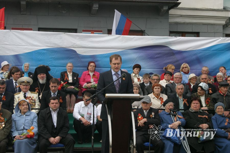 В Великих Луках прошел Военный парад