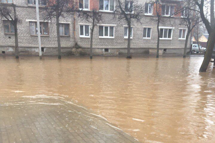 Псков затопил гейзер (ФОТО)