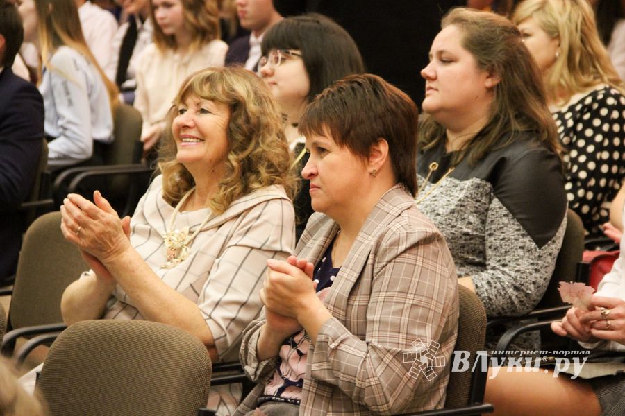 Великолукским учителям признались в любви (ФОТО)