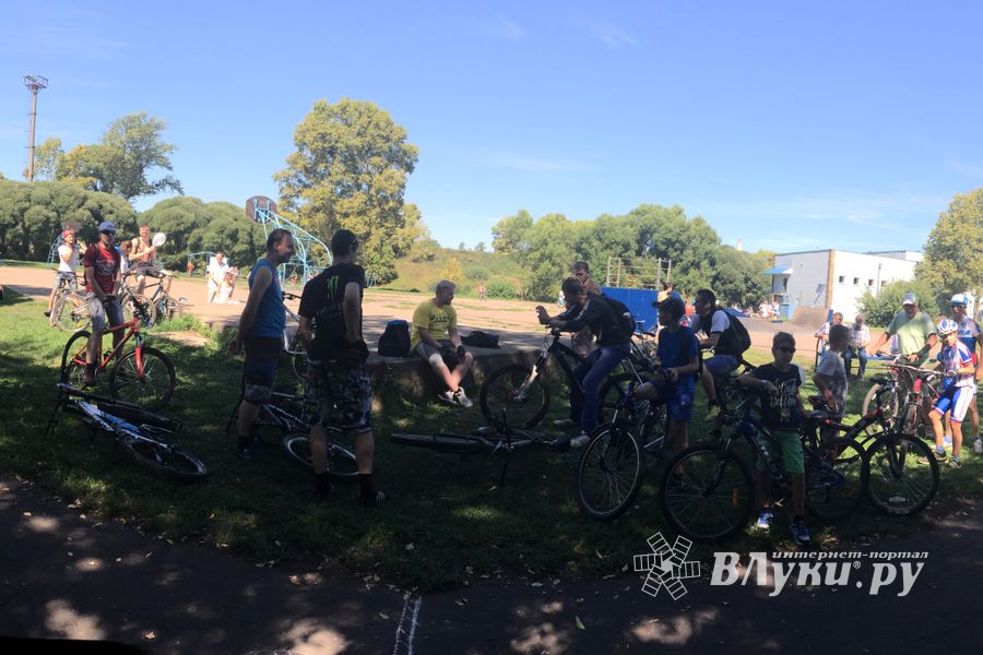 В день физкультурника в Великих Луках прошел велопробег (фото).