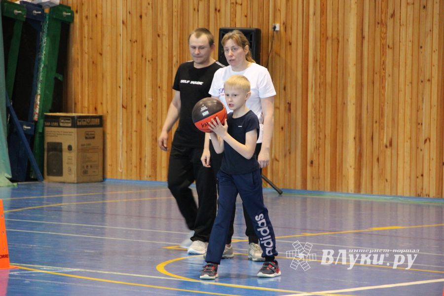 Семейные соревнования «Папа, мама, я – спортивная семья» прошли в Великих Луках (ФОТО)