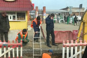 Возле Смоленского рынка завершают замену канализационной трубы (ФОТО)