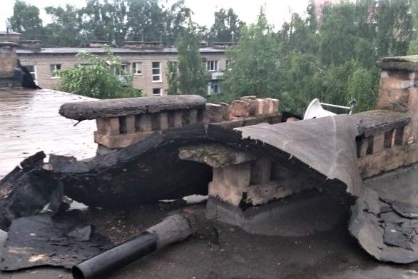 Пострадавшему от урагана дому в Великих Луках требуется более 1 млн рублей (ФОТО)