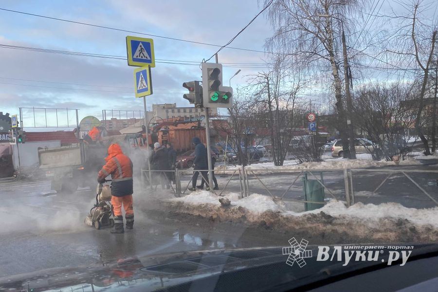 Вниманию великолучан-автомобилистов – проводится ямочный ремонт (ФОТО)