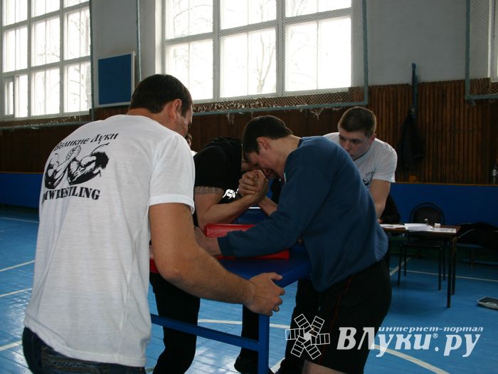 В соревнованиях по армрестлингу победили дети