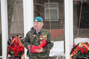 Великолучане почтили память героев-десантников