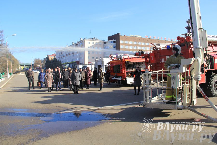 В центре Великих Лук спасатели продемонстрировали свою технику (ФОТО)