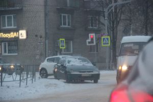 В Великих Луках на перекрестке бросили заглохший автомобиль (ФОТО)