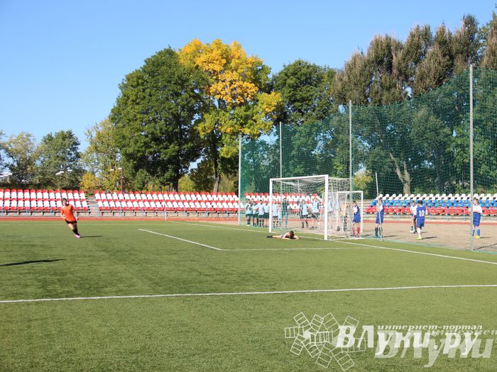 В Великих Луках стартовал открытый турнир по футболу