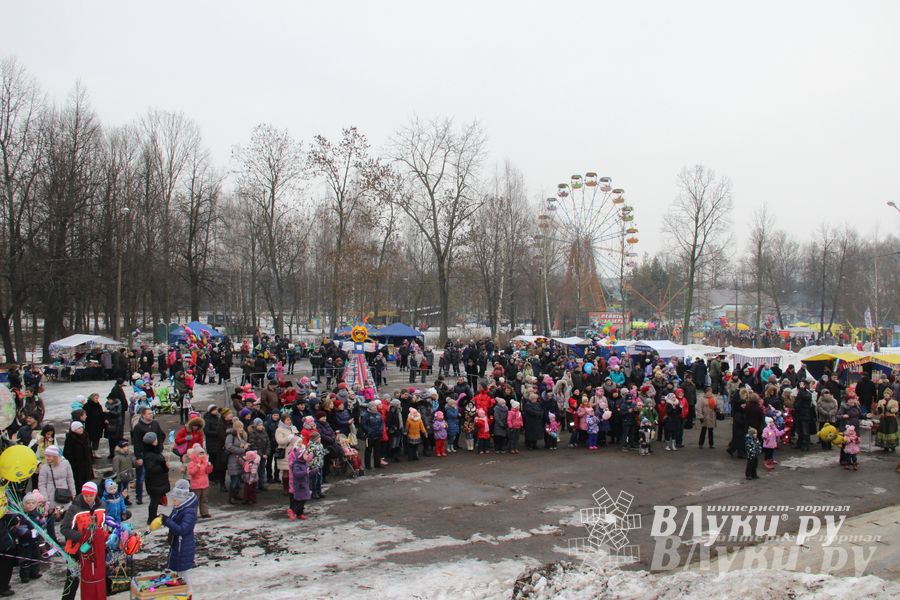 В Великих Луках состоялись проводы Широкой Масленицы — 2015 (фото)