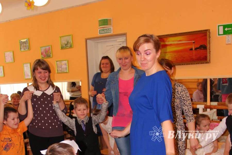 Дети поздравили мам с 8 марта (фото и видео)