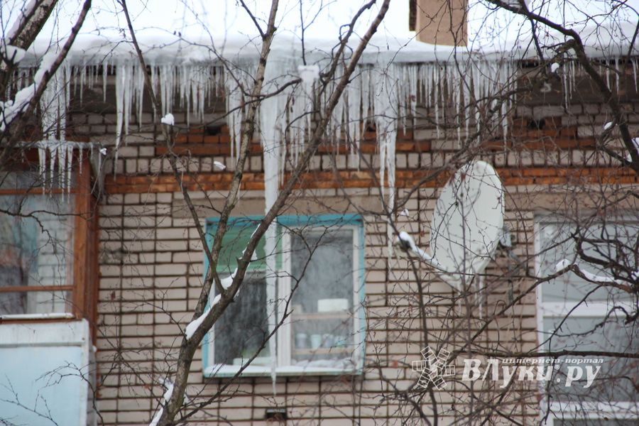 Сосульки в Великих Луках продолжают расти