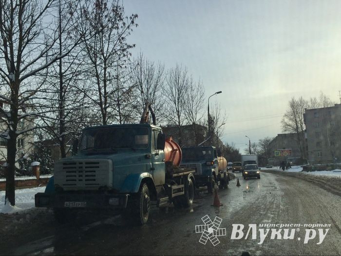 На Вокзальной чистят ливнёвки (ФОТО)